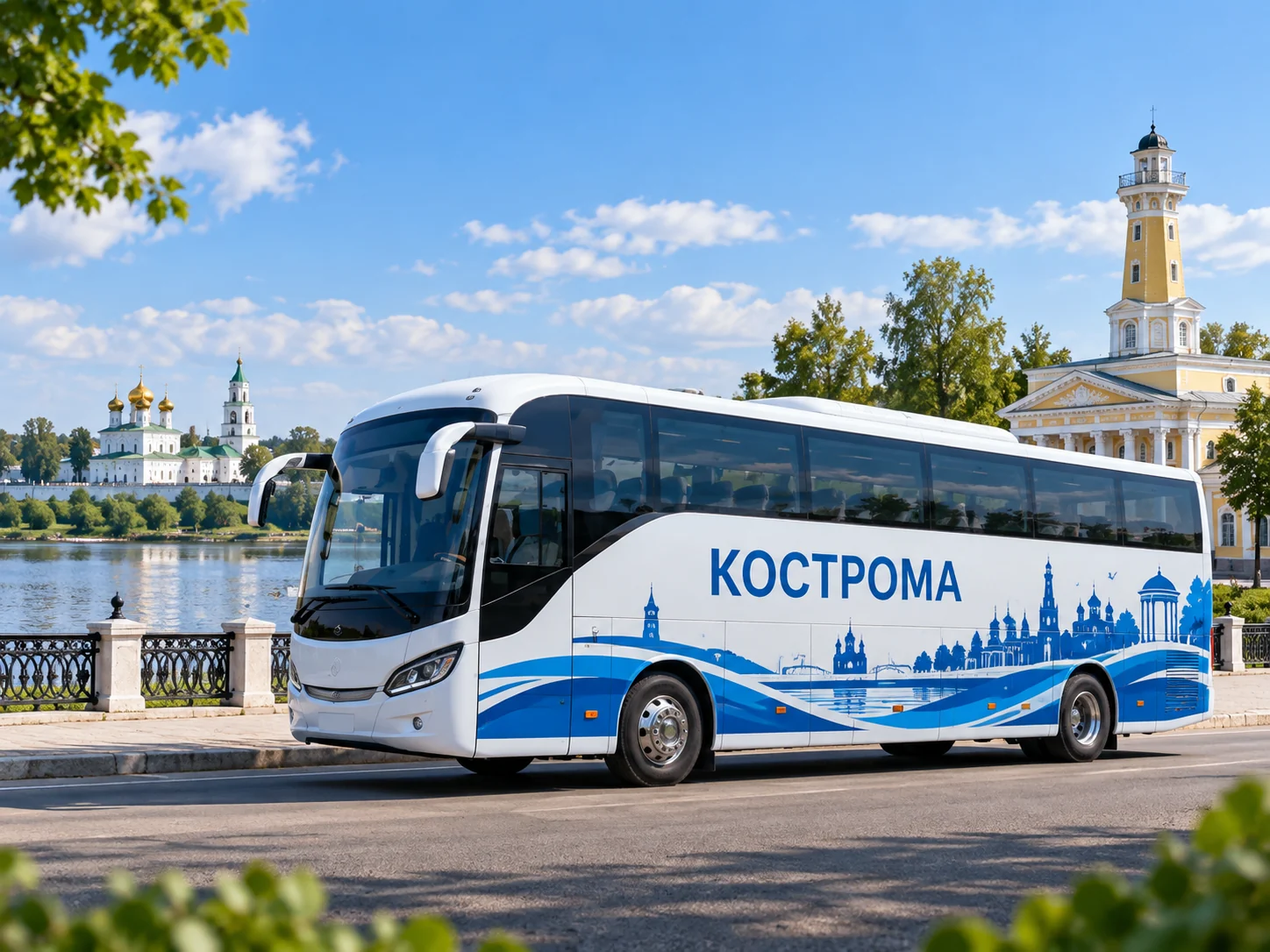 Брендированный пассажирский автобус Кострома на фоне города Кострома